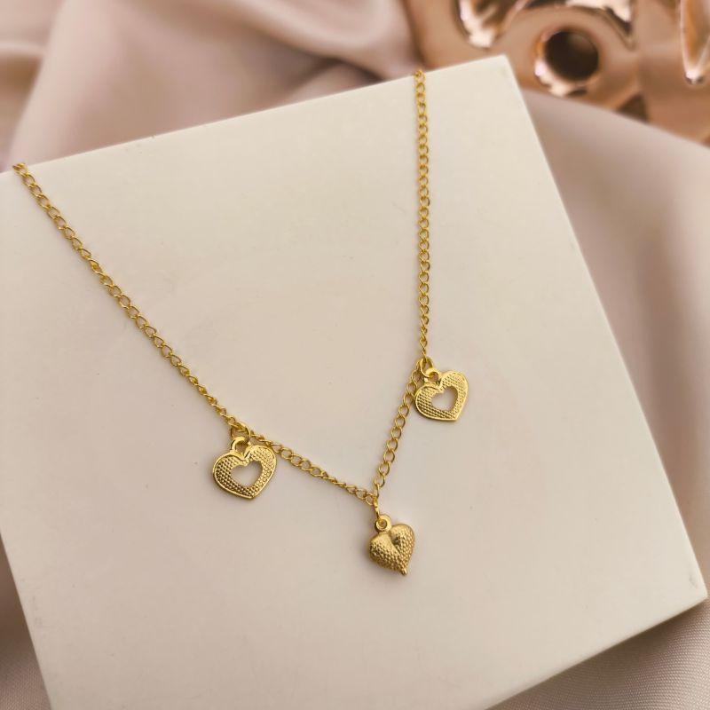 TORNOZELEIRA EM ELO GROUMET COM 2 CORAÇÕES VAZADOS E 1 BOLEADO CRAQUELADO