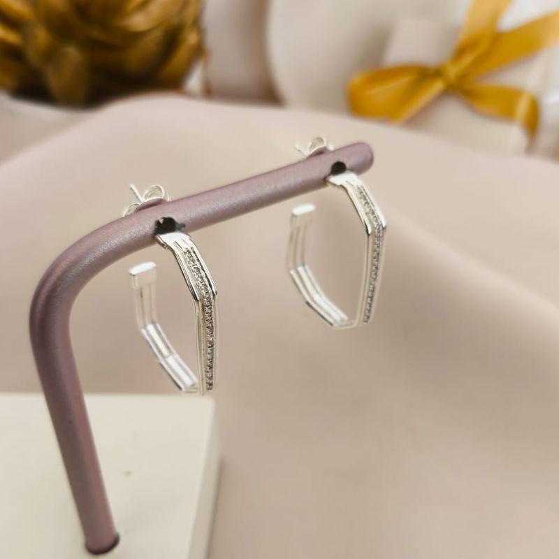 ARGOLA RETANGULAR COM 2 FILAS LISAS E 1 CRAVEJADA EM MICRO ZIRCONIA NO MEIO