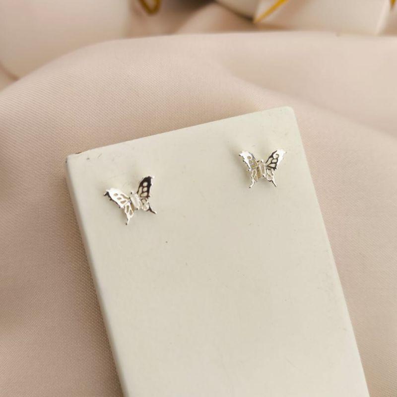 BRINCO BORBOLETA COM ASAS VAZADOS E  CRAVEJADO COM PEDRAS DE ZIRCONIA NO MEIO BRINCO BORBOLETA COM ASAS VAZADOS E  CRAVEJADO COM PEDRAS DE ZIRCONIA NO MEIO