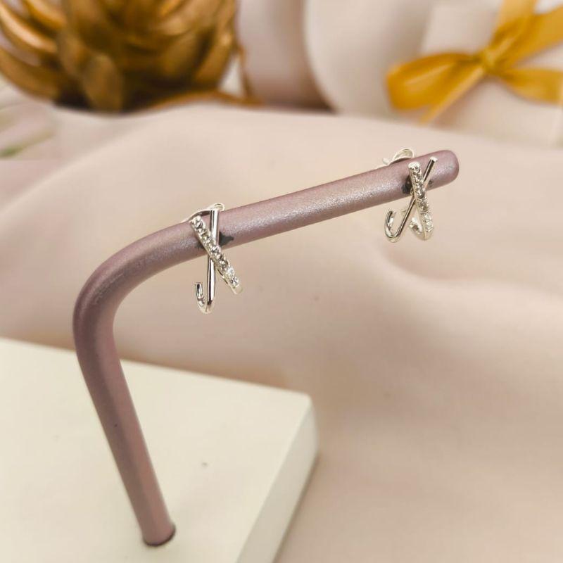 BRINCO COM FORMA DE X LISO E CRAVEJADO EM MICRO ZIRCONIA BRINCO COM FORMA DE X LISO E CRAVEJADO EM MICRO ZIRCONIA