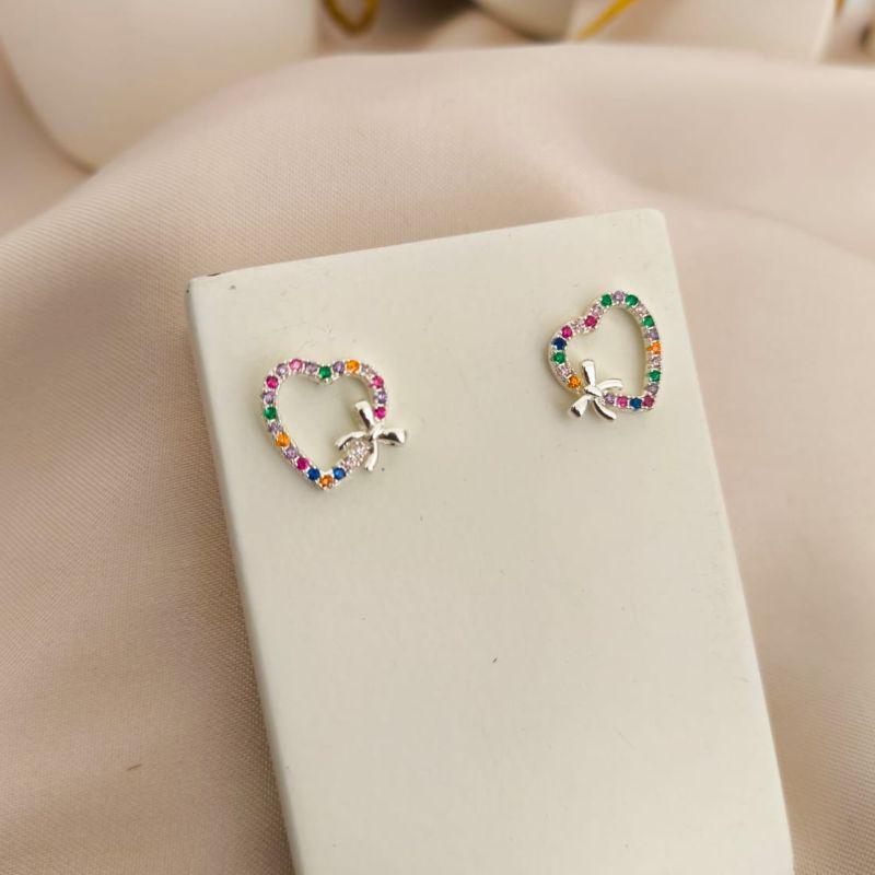 BRINCO CORAÇÃO VAZADO CRAVEJADO EM MICRO ZIRCONIA COLORIDAS E COM LAÇO DO LADO BRINCO CORAÇÃO VAZADO CRAVEJADO EM MICRO ZIRCONIA COLORIDAS E COM LAÇO DO LADO