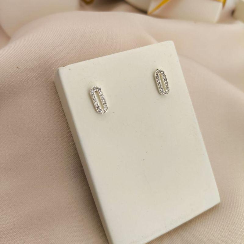 BRINCO OVAL VAZADO CRAVEJADO EM MICRO ZIRCONIA