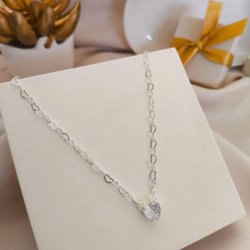 CHOKER COM CORAÇÕES ENTRELAÇADOS E PEDRA DE CORAÇÃO DE ZIRCONIA CHOKER COM CORAÇÕES ENTRELAÇADOS E PEDRA DE CORAÇÃO DE ZIRCONIA