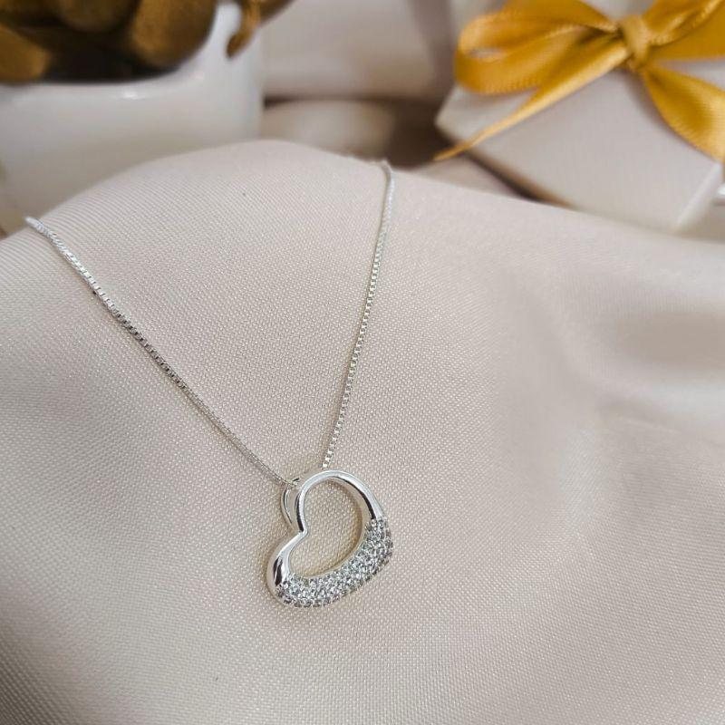 COLAR COM CORAÇÃO METADE LISO E MAETADE  CRAVEJADO EM MICRO ZIRCONIA