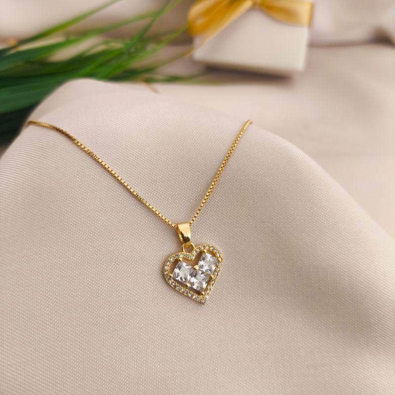 COLAR CORAÇÃO CRAVEJADO EM MICRO ZIRCONIA E 3 PEDRAS QUADRADAS NO MEIO