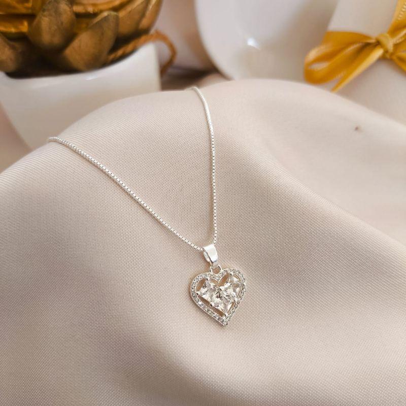 COLAR CORAÇÃO CRAVEJADO EM MICRO ZIRCONIA E 3 PEDRAS QUADRADAS NO MEIO COLAR CORAÇÃO CRAVEJADO EM MICRO ZIRCONIA E 3 PEDRAS QUADRADAS NO MEIO