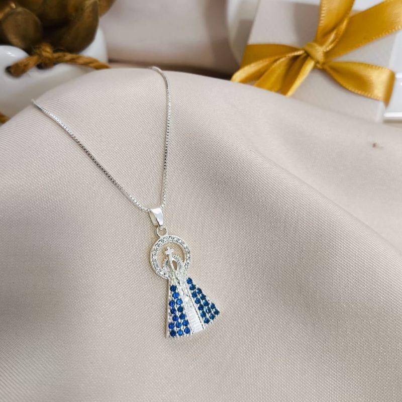 COLAR NOSSA SENHORA APARECIDA CRAVEJADO EM MICRO ZIRCONIA AZUL E BRANCA