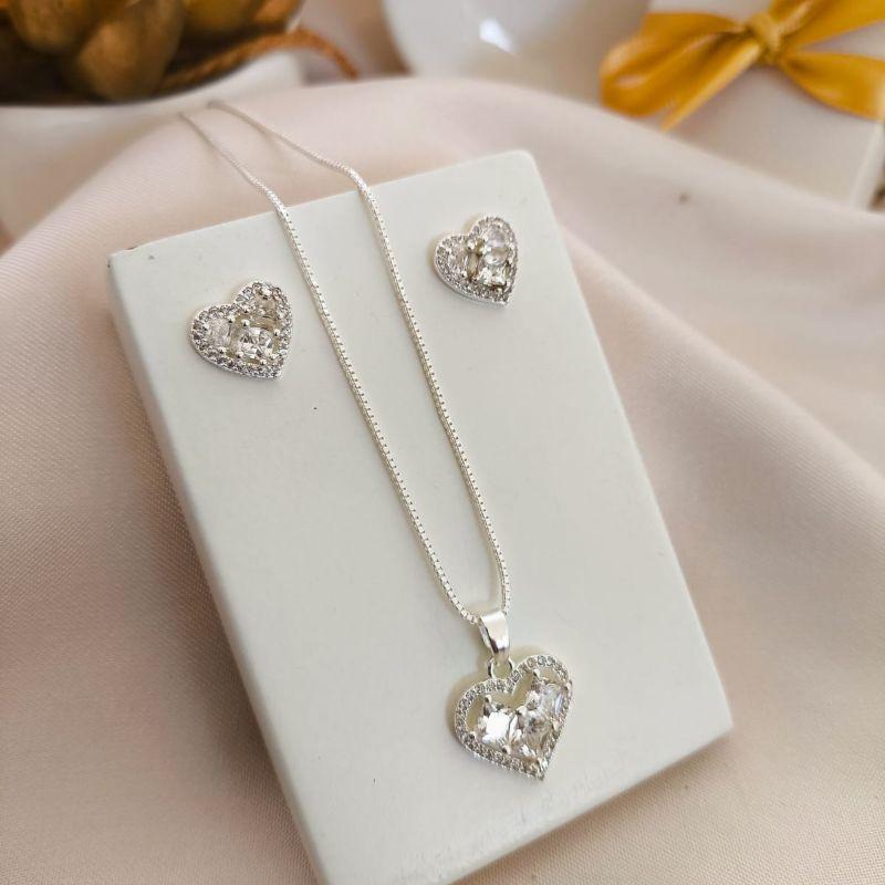 CONJUNTO CORAÇÃO  CRAVEJADO EM MICRO ZIRCONIA E 3 PEDRAS QUADRADAS NO MEIO