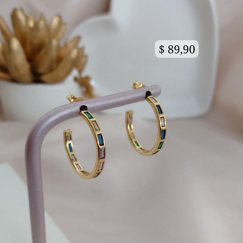 ARGOLA COM 1 FILA DE PEDRAS DE ZIRCONIA RETANGULAR COLORIDAS