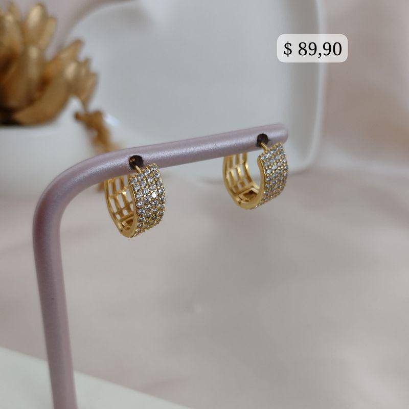 ARGOLA COM FORMA EM DIAGONAL CRAVEJADA COM 4 FILAS DE MICRO ZIRCONIA