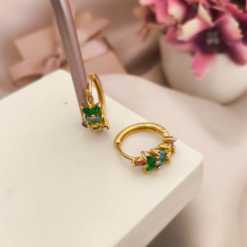 ARGOLA COM PEDRAS DE ZIRCONIA COLORIDAS OVAIS NA FRENTE ARGOLA COM PEDRAS DE ZIRCONIA COLORIDAS OVAIS NA FRENTE