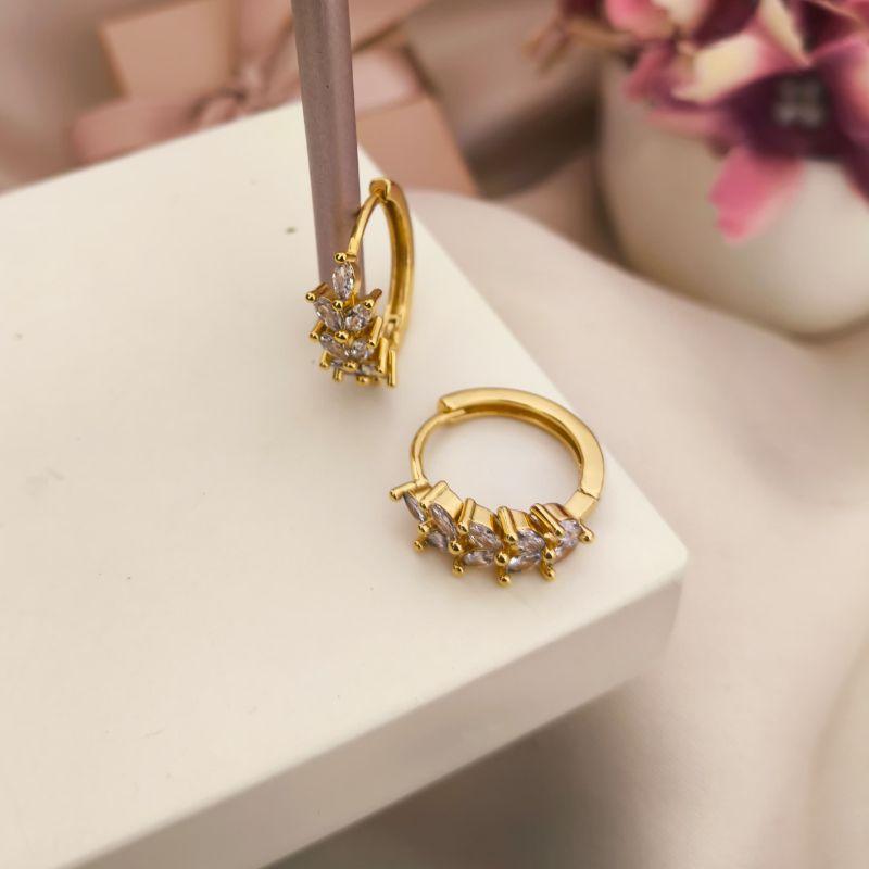 ARGOLA COM PEDRAS DE ZIRCONIA OVAIS NA FRENTE ARGOLA COM PEDRAS DE ZIRCONIA OVAIS NA FRENTE