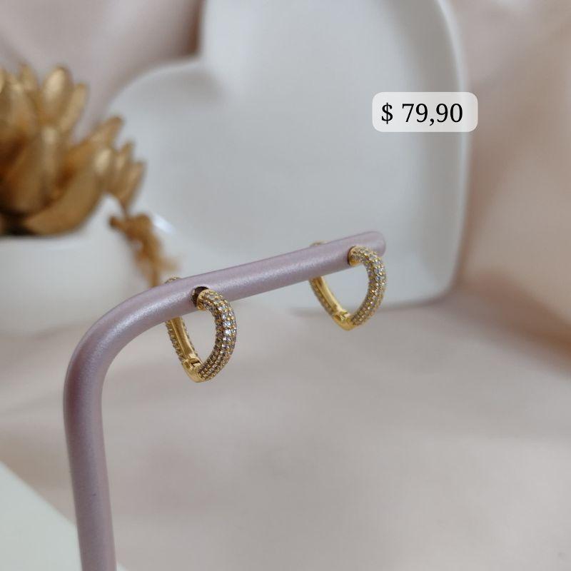 ARGOLA DE CORAÇÃO CRAVEJADO EM FORMA ARREDONDADA ARGOLA DE CORAÇÃO CRAVEJADO EM FORMA ARREDONDADA