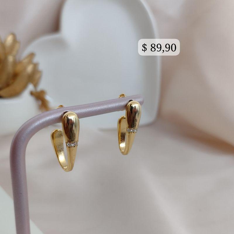 ARGOLA EM FORMA DE GOTA INVERTIDA COM 3 PEDRAS DE ZIRCONIA NO MEIO