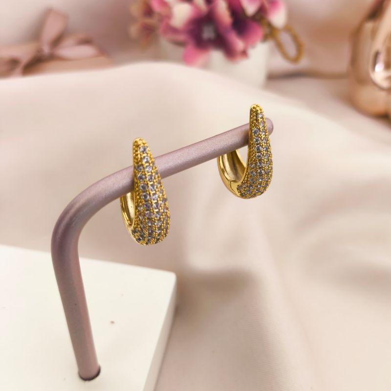 ARGOLA EM FORMATO DE GOTA CRAVEJADO EM MICRO ZIRCONIA TAM M