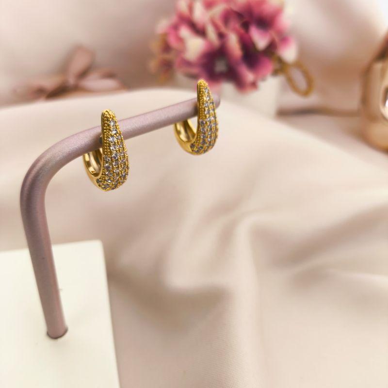 ARGOLA EM FORMATO DE GOTA CRAVEJADO EM MICRO ZIRCONIA TAM P