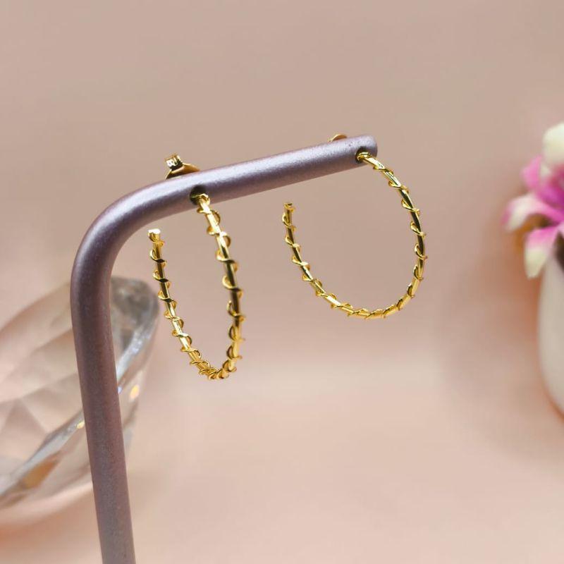 ARGOLA LISA COM FIO TORCIDO EM VOLTA