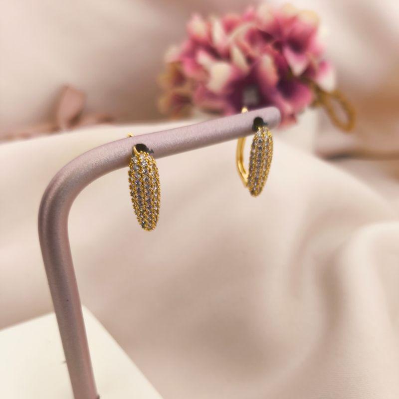 ARGOLA OVAL CRAVEJADO EM MICRO ZIRCONIA ARGOLA OVAL CRAVEJADO EM MICRO ZIRCONIA