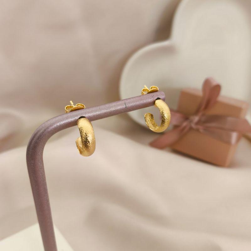 ARGOLA PEQUENA COM DETALHE FOSCO ARGOLA PEQUENA COM DETALHE FOSCO