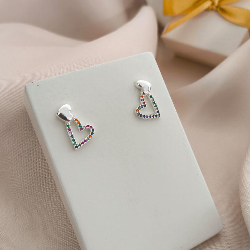 BRINCO COM 2 CORAÇOES 1 BOELADO E OUTRO DE CORAÇÃO VAZADO CRAVAJADO EM MICRO ZIRCONIA COLORIDA