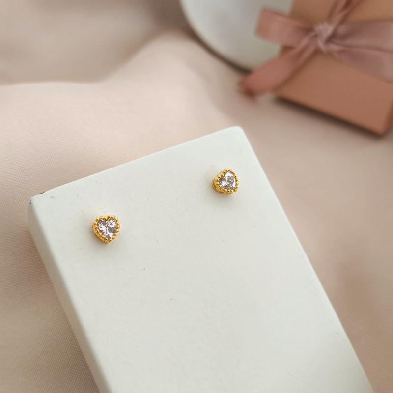 BRINCO DE CORAÇÃO COM PEDRA DE ZIRCONIA NO MEIO E MINI ESFERAS AO REDOR