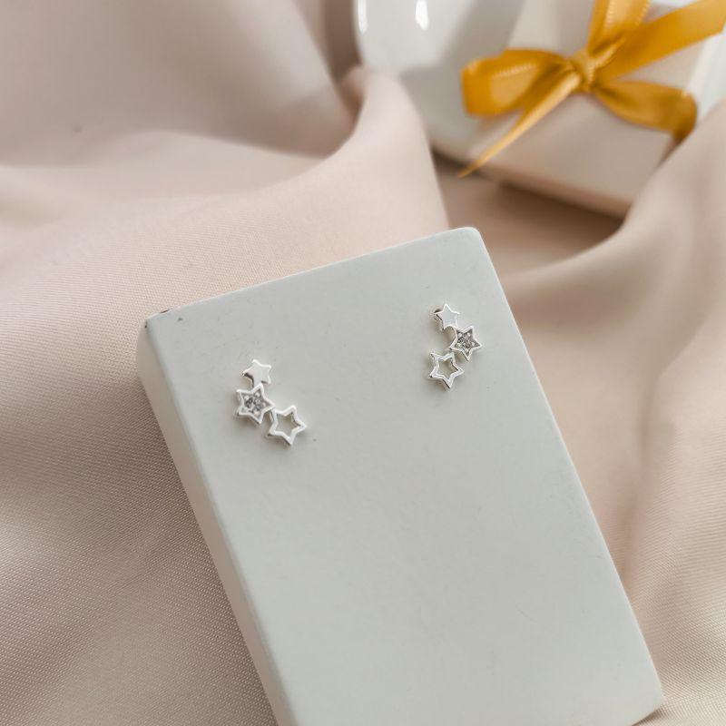 BRINCO EARCAFF COM 3 ESTRELAS LISAS VAZADAS E COM 1 PEDRA DE ZIRCONIA BRINCO EARCAFF COM 3 ESTRELAS LISAS VAZADAS E COM 1 PEDRA DE ZIRCONIA