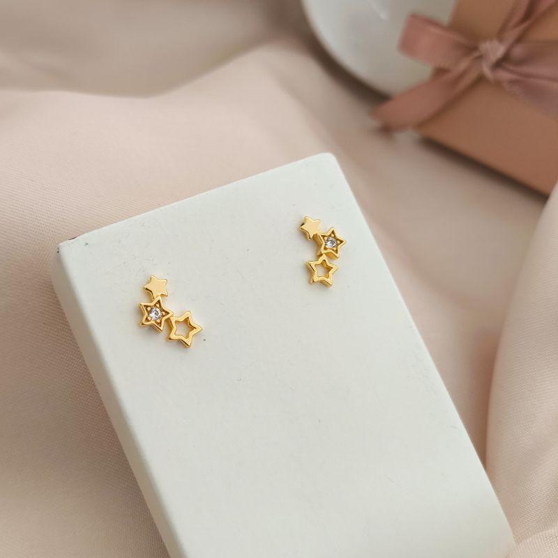 BRINCO EARCAFF COM 3 ESTRELAS LISAS VAZADAS E COM 1 PEDRA DE ZIRCONIA