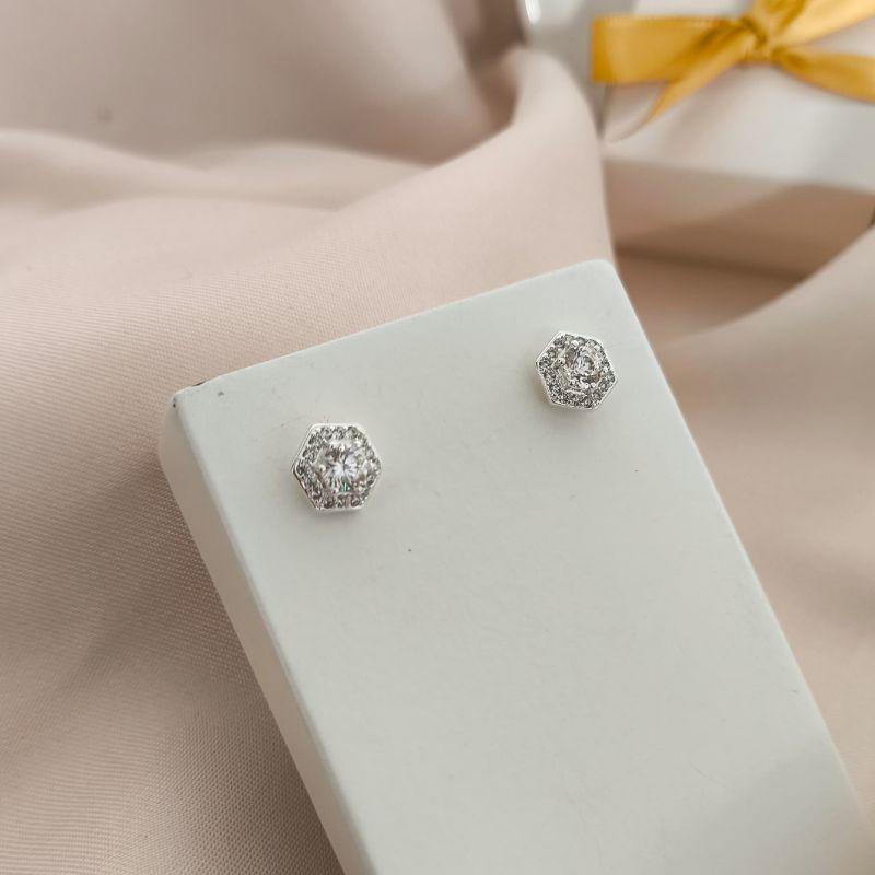 BRINCO HEXAGONO CRAVEJADA EM MICRO ZIRCONIA E PEDRA DE ZIRCONIA NO MEIO