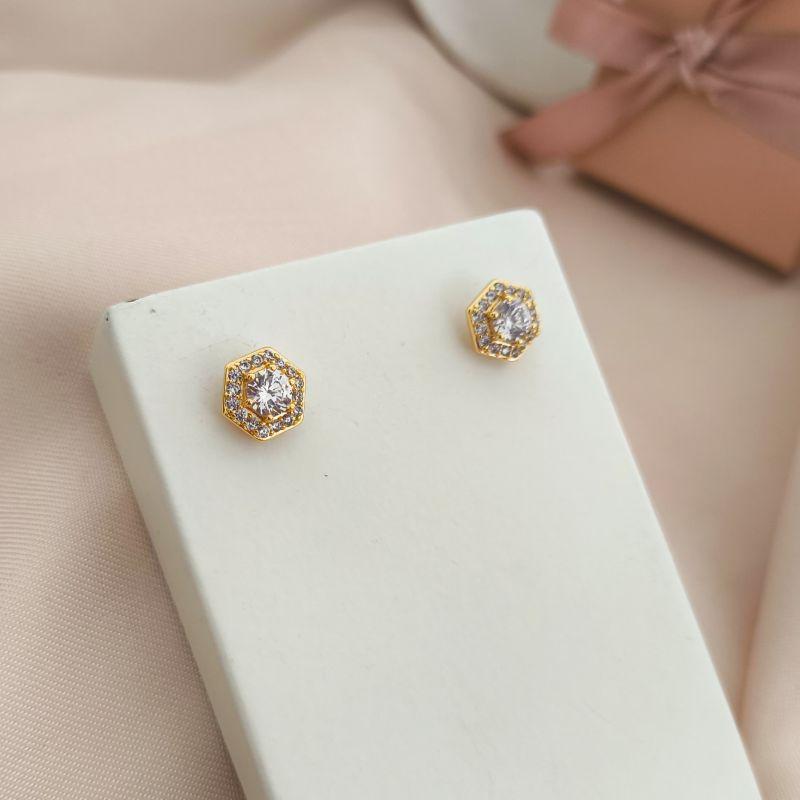 BRINCO HEXAGONO CRAVEJADA EM MICRO ZIRCONIA E PEDRA DE ZIRCONIA NO MEIO BRINCO HEXAGONO CRAVEJADA EM MICRO ZIRCONIA E PEDRA DE ZIRCONIA NO MEIO