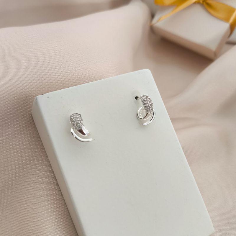 BRINCO OVAL CRAVEJADA EM MICRO ZIRCONIA E PONTA SAINDO