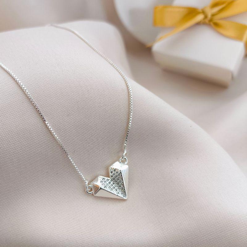 COLAR COM CORAÇÃO EM FORMATO TRIANGULAR CRAVEJADO EM MICRO ZIRCONIA NO MEIO