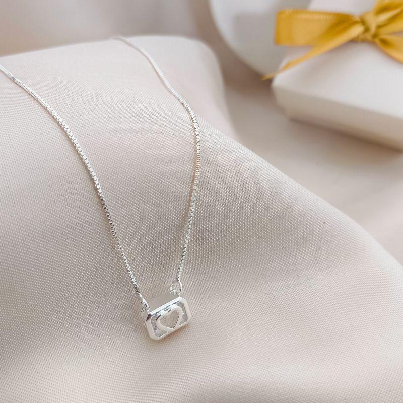 COLAR COM  CORAÇÃO EM CAIXA QUADRADA E PEDRA UNICA EM ZIRCONIA COLAR COM  CORAÇÃO EM CAIXA QUADRADA E PEDRA UNICA EM ZIRCONIA