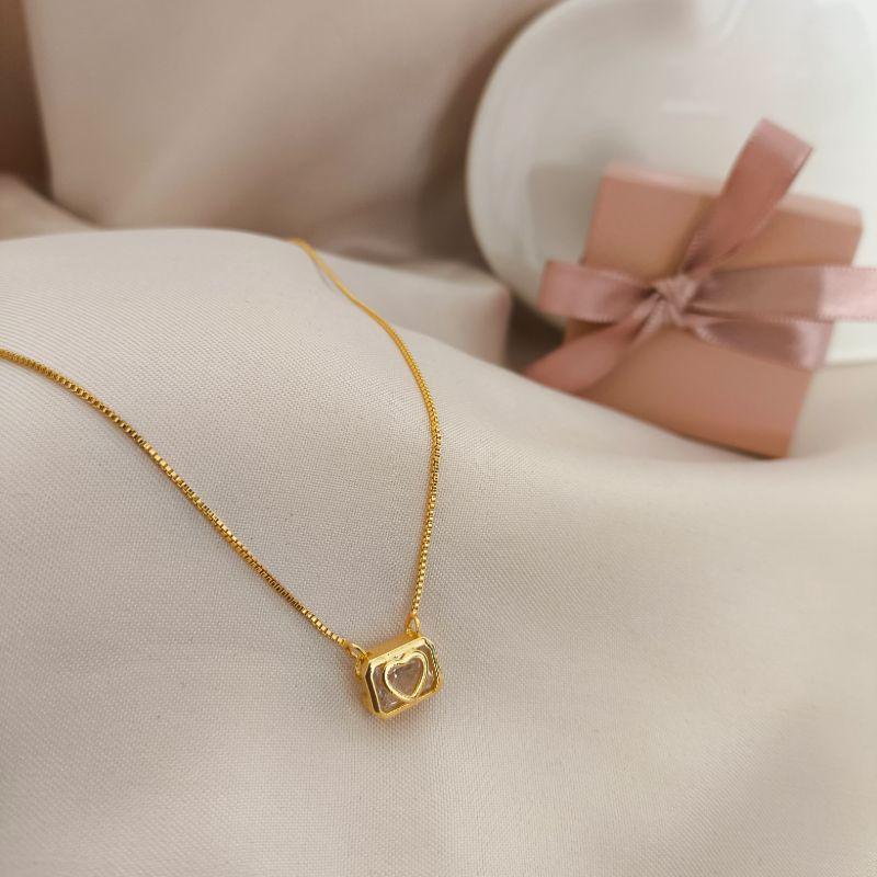 COLAR COM CORAÇÃO EM CAIXINHA QUADRADA E PEDRA DE ZIRCONIA COLAR COM CORAÇÃO EM CAIXINHA QUADRADA E PEDRA DE ZIRCONIA