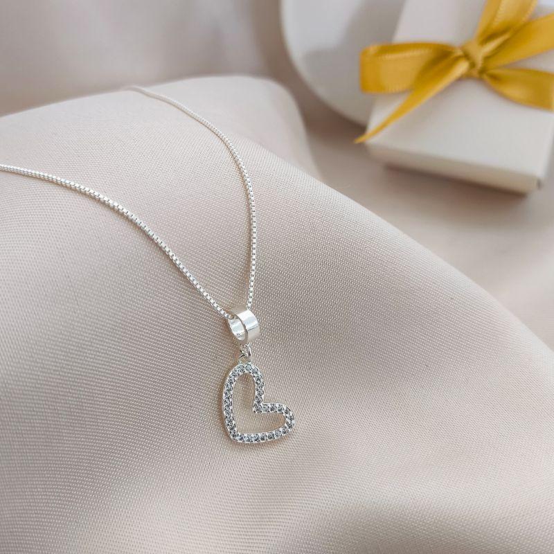 COLAR COM CORAÇÃO VAZADO CRAVEJADO EM MICRO ZIRCONIA COLAR COM CORAÇÃO VAZADO CRAVEJADO EM MICRO ZIRCONIA