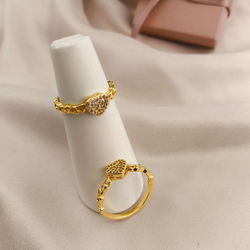 ANEL EM FORMA DE CORAÇÕES E CORAÇÃO CENTRAL CRAVEJADO EM MICRO ZIRCONIA