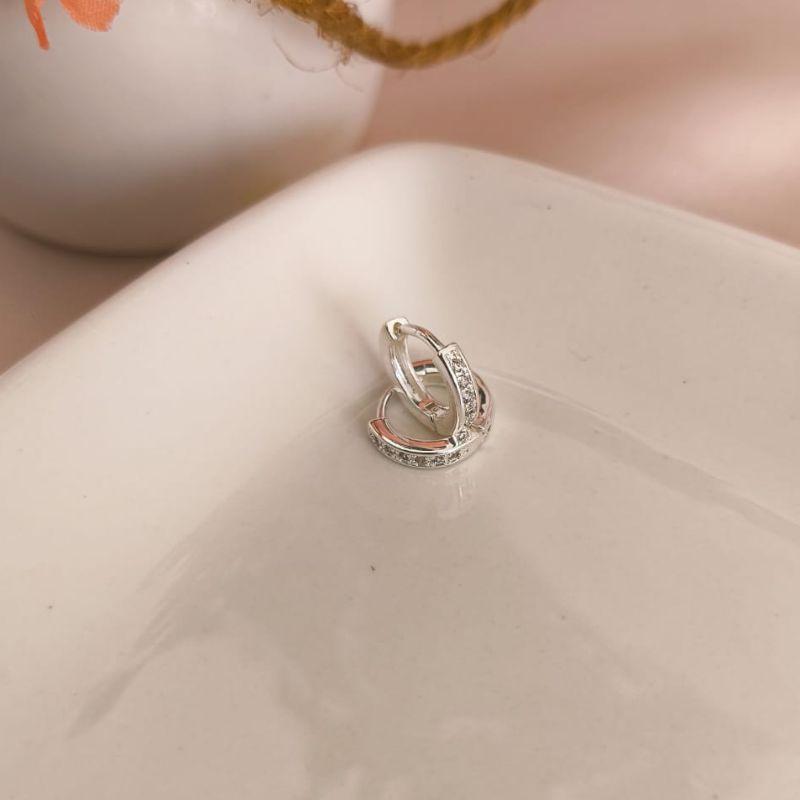 ARGOLA FINA COM 1 FILA CRAVEJADA EM MICRO ZIRCONIA