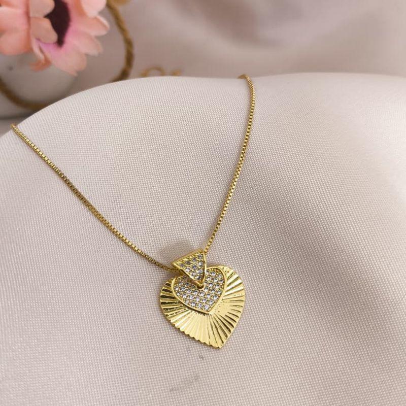 COLAR COM CORAÇÃO LISTRADO E CORAÇÃO NO MEIO CRAVEJADO EM MICRO ZIRCONIA COLAR COM CORAÇÃO LISTRADO E CORAÇÃO NO MEIO CRAVEJADO EM MICRO ZIRCONIA