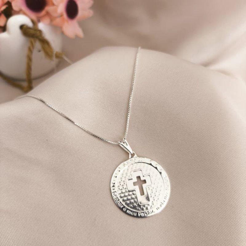 COLAR COM PINGENTE REDONDE E CRUZ NO MEIO VAZADO COLAR COM PINGENTE REDONDE E CRUZ NO MEIO VAZADO