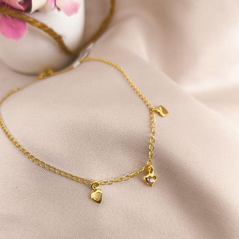 TORNOZELEIRA COM 2 PLACAS DE CORAÇÕES E 1 CORAÇÃO COM UMA PEDRA DE ZIRCONIA TORNOZELEIRA COM 2 PLACAS DE CORAÇÕES E 1 CORAÇÃO COM UMA PEDRA DE ZIRCONIA