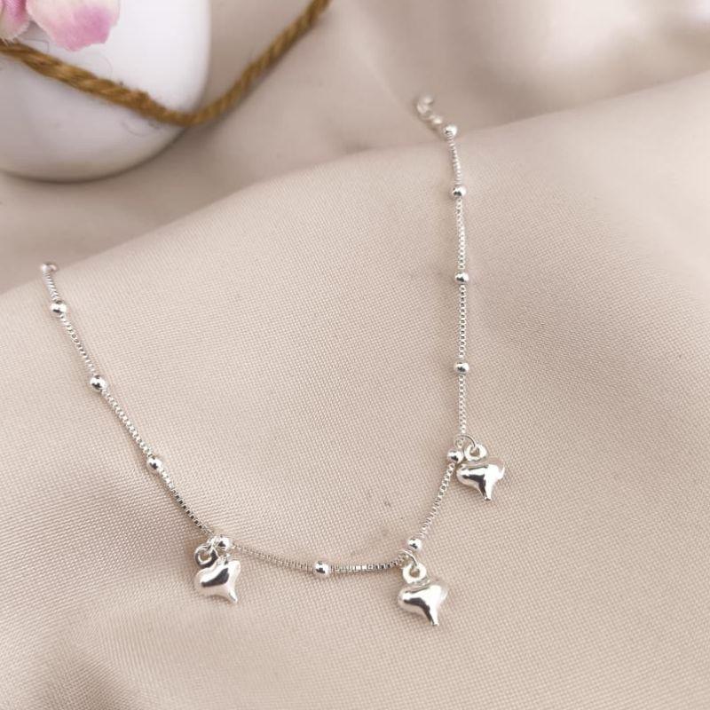 TORNOZELEIRA VENEZIANA COM MINI ESFERAS E CORAÇÕES BOLEADOS PENDURADOS TORNOZELEIRA VENEZIANA COM MINI ESFERAS E CORAÇÕES BOLEADOS PENDURADOS