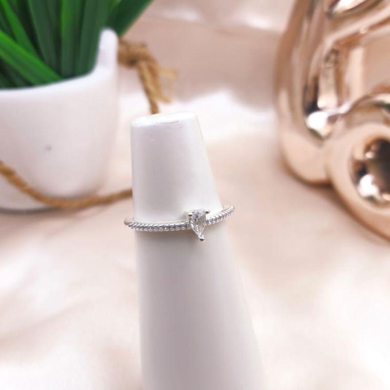 ANEL APADOR FINO COM PEDRA SOLITARIA GOTA CRAVEJADO EM MICRO ZIRCONIA
