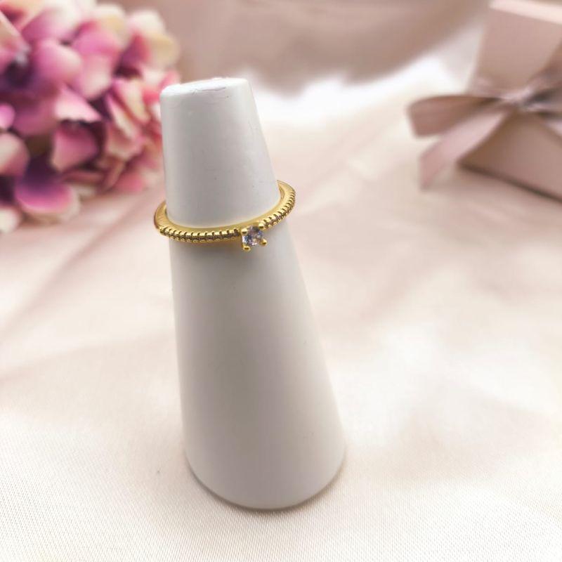 ANEL APARADOR CRAVAJADO EM MICRO ZIRCONIA COM PEDRA SOLITARIA