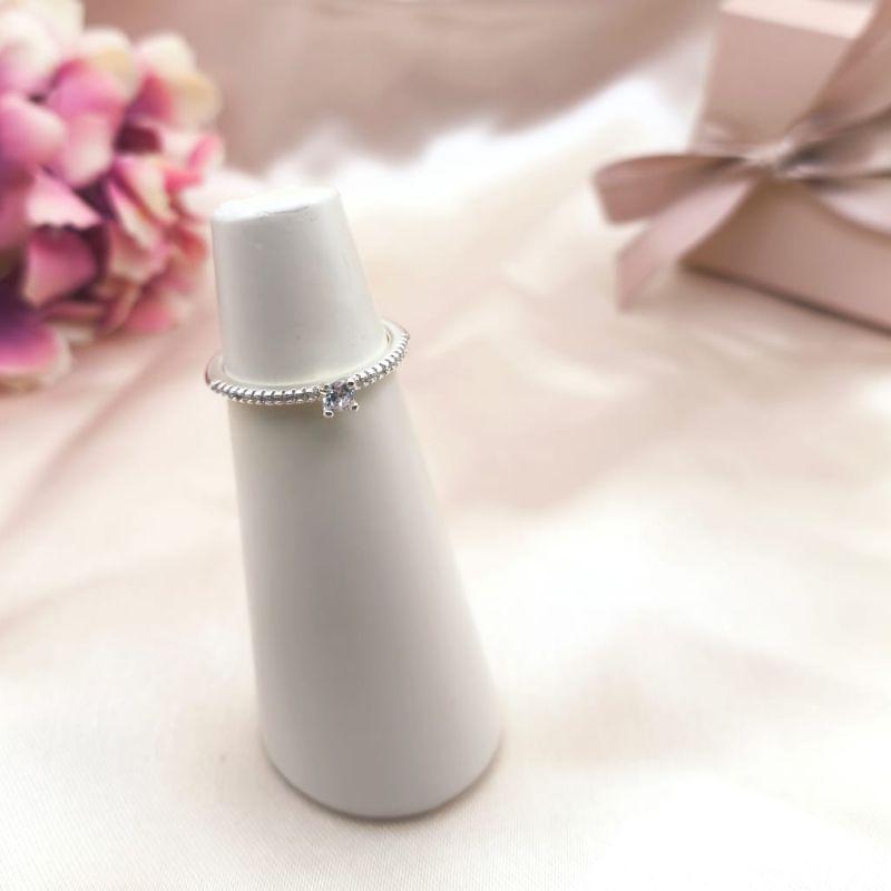 ANEL APARADOR CRAVAJADO EM MICRO ZIRCONIA COM PEDRA SOLITARIA