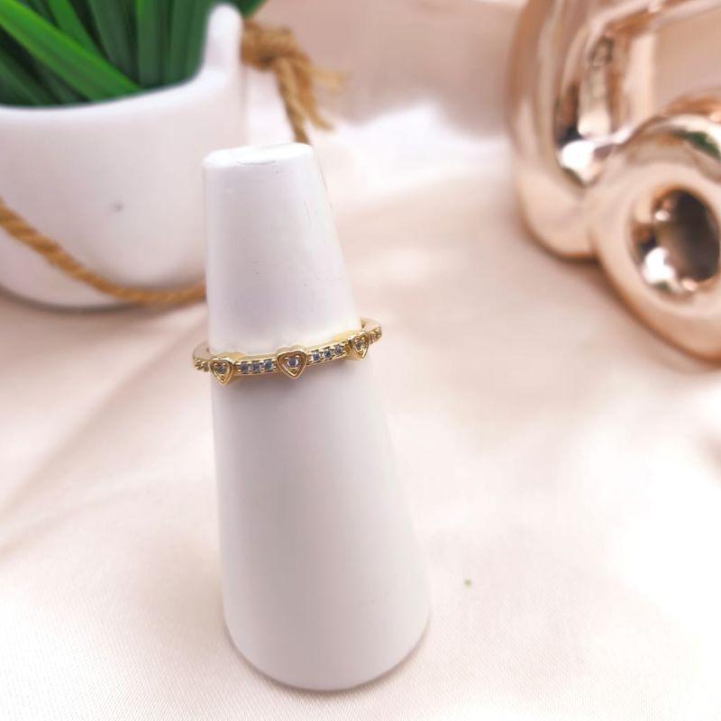 ANEL COM 3 CORAÇÕES SEPARADOS CRAVAJADO EM MICRO ZIRCONIA