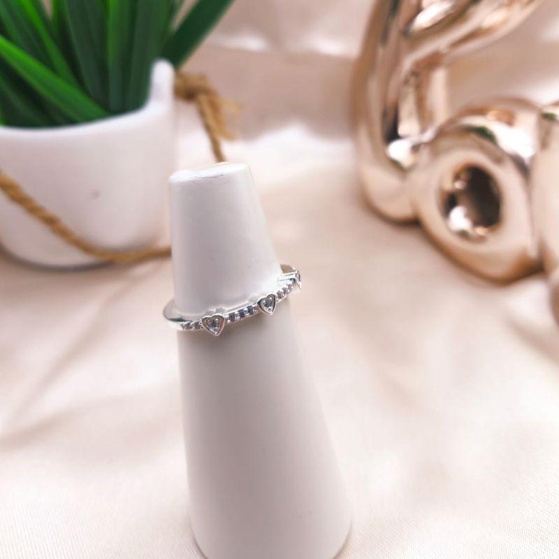 ANEL COM 3 CORAÇÕES SEPARADOS CRAVAJADO EM MICRO ZIRCONIA