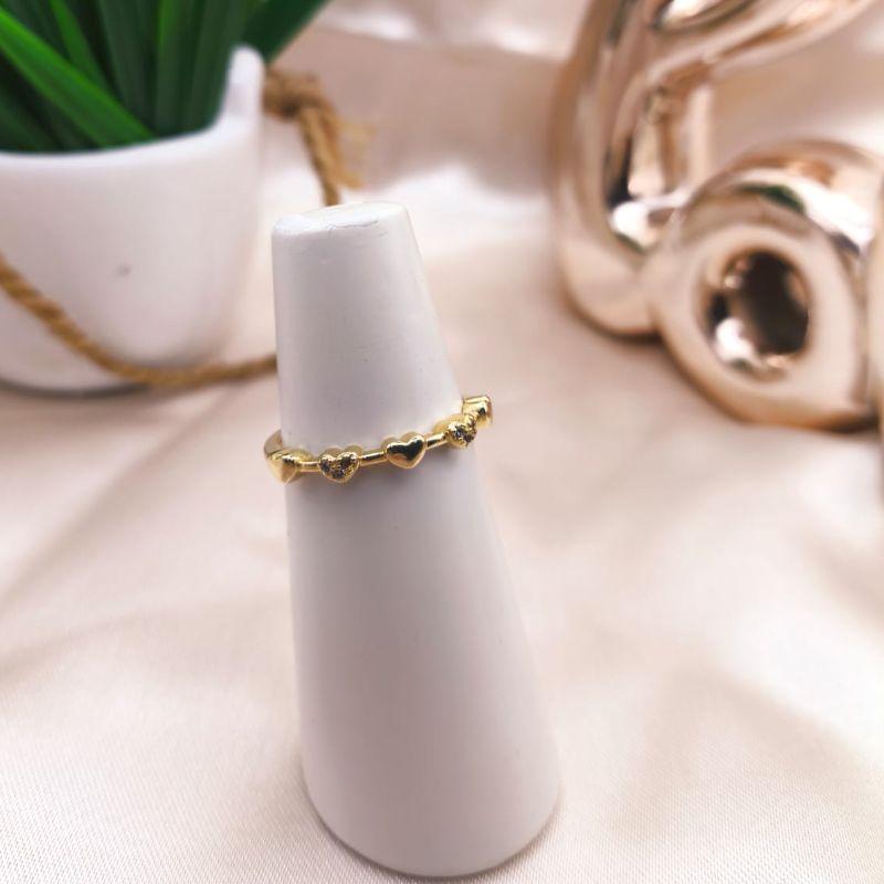 ANEL COM 5 CORAÇÕES ENTERCALADOS LISOS E CRAVAJADOS EM MICRO ZIRCONIAS