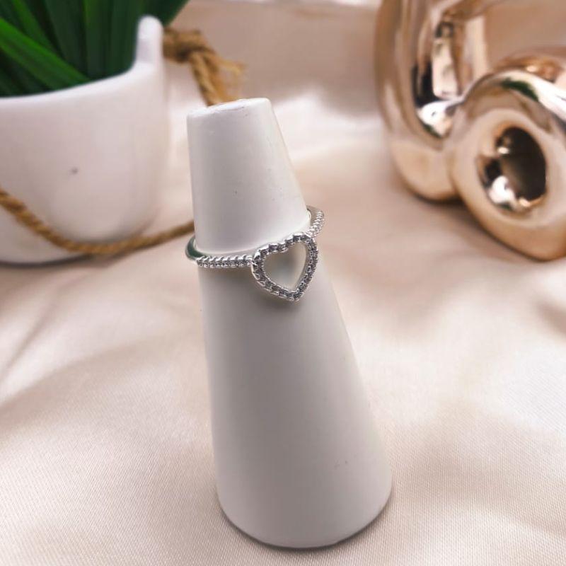 ANEL COM CORAÇÃO VAZADO CARAVEJADO EM MICRO ZIRCONIA