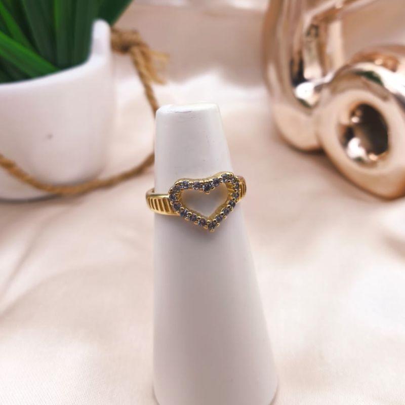 ANEL COM CORAÇÃO VAZADO CRAVEJADO EM MICRO ZIRCONIA E LISTRAS LATERAIS VAZ\ADAS LISAS