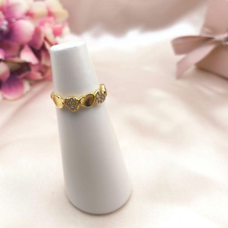 ANEL COM CORAÇÕES LISO E CRAVEJADO EM MICRO ZIRCONIA INTERCALANDO CURVADO