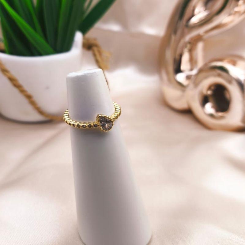 ANEL COM GOTA TORTA DE ZIRCONIA CRAVEJADO EM MICRO ZIRCONIA ARREDONDAS